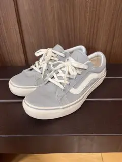 ブルー スニーカー