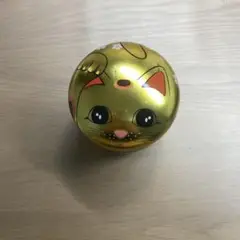 金色の猫デザイン置物(直径8センチ　缶)