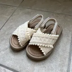 新品未使用アイボリー キッズサンダル 23