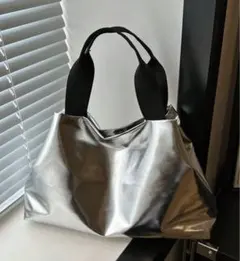 【残り1点】ZARAジャンル 海外ブランド メタルシルバー 軽量ハンドバッグ