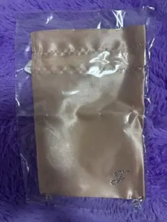 【ジルスチュアート】新品未開封ピンクベージュ　サテン ミラーポーチ ストーン付き