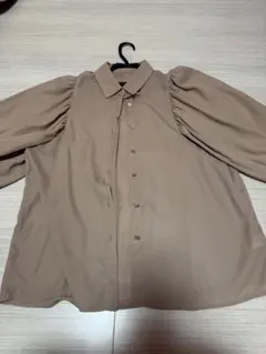 ベージュ パフスリーブ ボタンアップブラウス