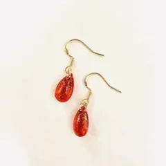 赤いチェコガラスのドロップピアス