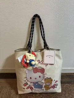 新品　ハローキティ　トートバッグ　チャーム付　アイボリー×ブラック