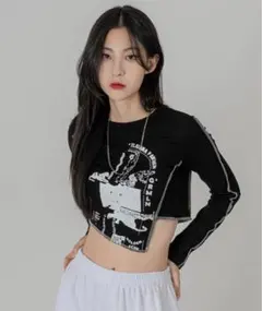 FOLLOWIN クロップドユニークスリットプリントTシャツ ブラックのサムネイル