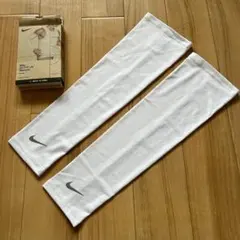 NIKE DRY FIT UVアームスリーブス　白のサムネイル
