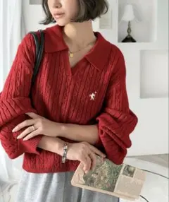 ケーブルニット　胸刺繍ケーブル編みポロ襟スキッパーニット