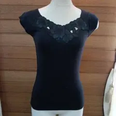 【新品】胸元華やかブラックノースリーブ 伸縮性あり　黒ノースリー　インナー