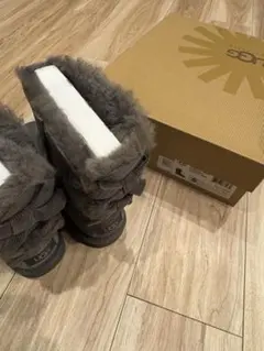 【新品未使用】UGG グレー ムートンブーツ 6 リボン