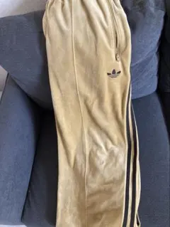 adidas ベージュ ズボン