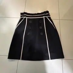 黒のダブルボタンタイトスカートのサムネイル