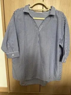 AZUL 青と白のストライプ Vネック五分袖シャツ