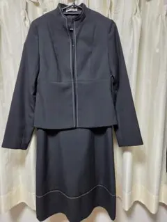 黒ジャケットとワンピースのセット