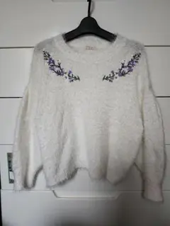 アースミュージック&エコロジー　ニット　セーター　花柄刺繍　Mサイズ