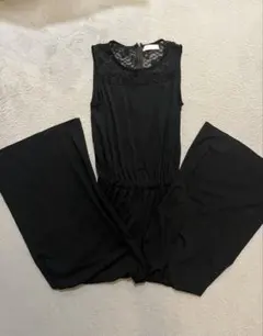 黒いレーストリムジャンプスーツ