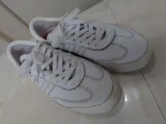 【アディダスadidas27.5cmシューズ】白スニーカー♡もうちょい使えます♡のサムネイル