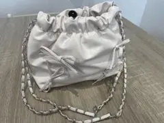 ホワイトショルダーバッグ　チェーンバッグ リボン