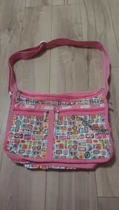 LeSportsacカラフルキャラクター柄ショルダーバッグ