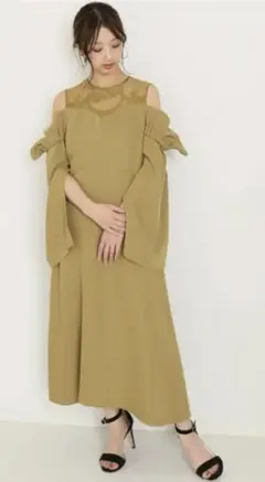 【タグ付き美品】NOBLE　オープンショルダーワンピース　カーキのサムネイル