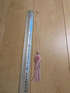 [럭키 참] 핑크 x 화이트 태슬이 달린 터틀 모티프 루팅 아뮬렛 스트랩