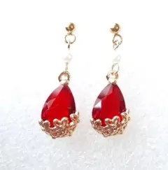 しずくビジューのポストピアス　ルビーレッド