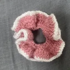 ピンクとホワイトのフリルシュシュ