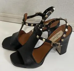 美品　VALENTINO　モダンなスタッズサンダルのサムネイル