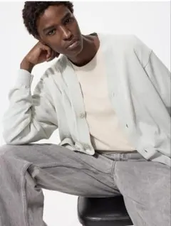 ユニクロ　ニットVネックカーディガン　ライトグレー