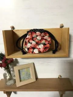 ハンドメイド品 3色いちご 黒ベース ミニミニ巾着袋