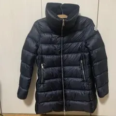 MONCLER ブラックダウンジャケット フード付き