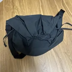 UNIQLO U ドローストリングショルダーバッグ ブラックのサムネイル