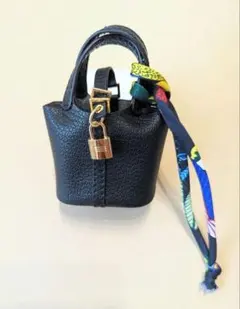 キューブバッグ型チャーム　キーホルダーストラップ　黒　ゴールド　じゃらじゃら