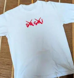お早めに！KAWS ☒ sacai /メンズLサイズ/入手困難Ｔシャツ【最安値】