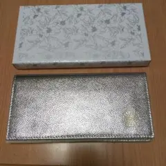 菊のご紋章付きの本革製品の銀の長財布