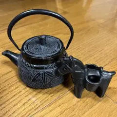 鉄製 彫刻模様 丸型鉄瓶 - メルカリ