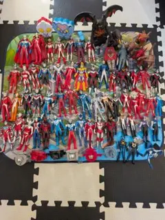 ウルトラマンフィギュアセットとプレイットとおまけ付き