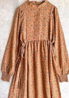 ブラウン系の花柄の長袖ロングワンピース