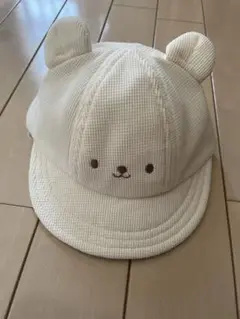 クマ耳付きホワイトベビー帽子