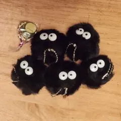 まっくろくろすけ　キーホルダー5個セット　トトロのキーホルダーのおまけ付き