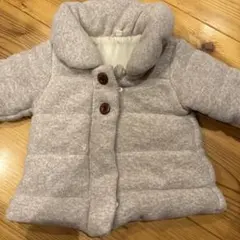 グレーのダウンジャケット（ボタン付き）