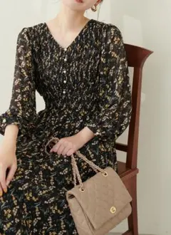 ピンタックプリーツお上品ワンピース☆黒に黄花柄