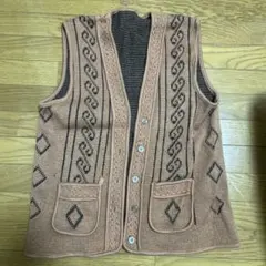 編み込み模様 ベージュ ニットベスト