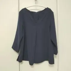 NATURAL BEAUTY BASIC Vネック七分袖ブラウス 紺色 Mサイズ