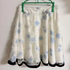 allamanda フレアスカート ホワイト・ブルー花柄のサムネイル