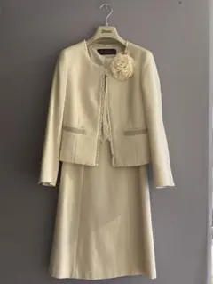 ワンピーススーツ　コサージュ付き