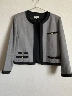 東京ソワール　ノーカラージャケット 13号　グレーと黒のコンビ