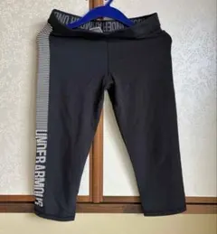 UNDER ARMOUR ストライプデザインのブラックレギンス
