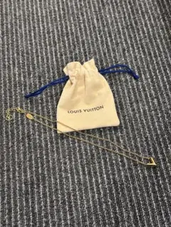 LOUIS VUITTON ネックレス エセンシャルV ゴールドのサムネイル