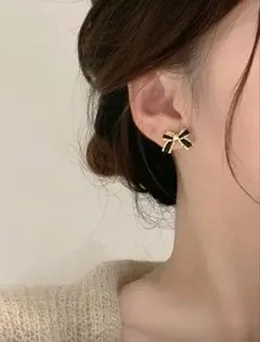 リボン型ゴールドブラックピアス　蝶々結びスタッドピアス