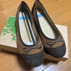 リボン付きブラウンフラットシューズ
